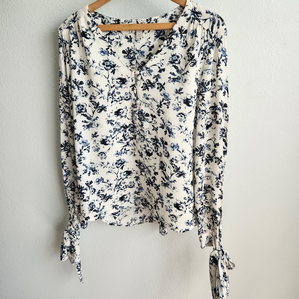 Hinge blue and white floral top S